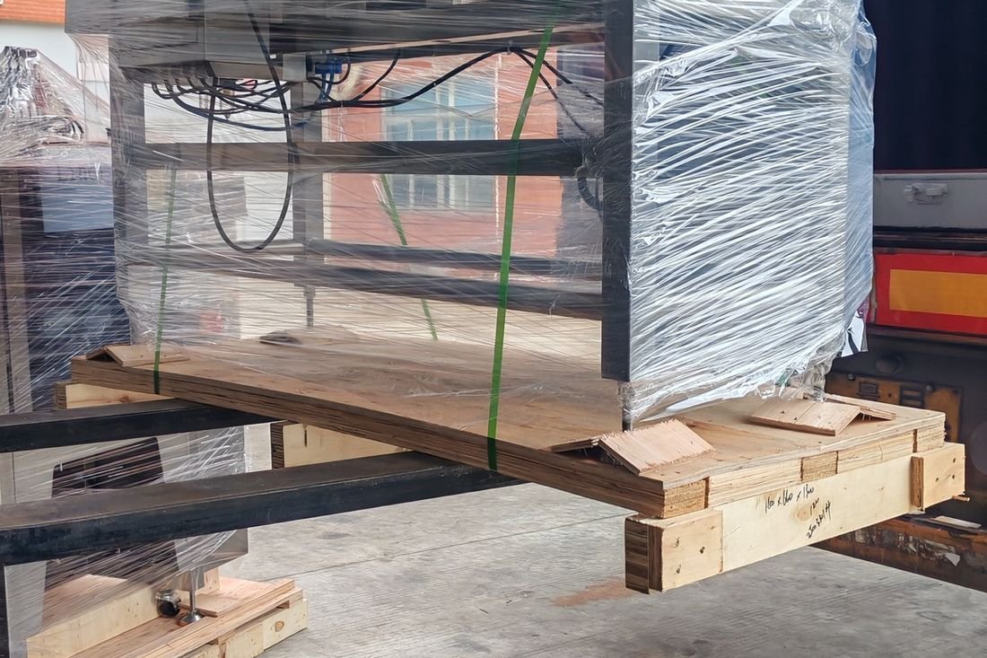 Oral-pouch line container-shipment photo