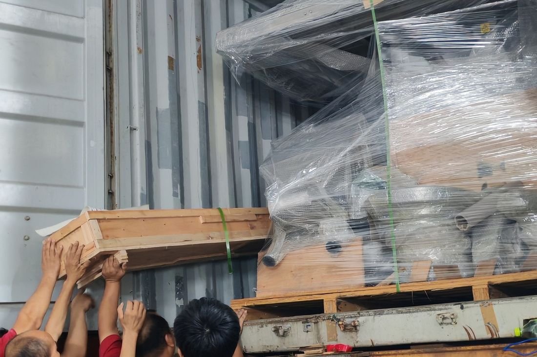 Oral-pouch line container-shipment photo